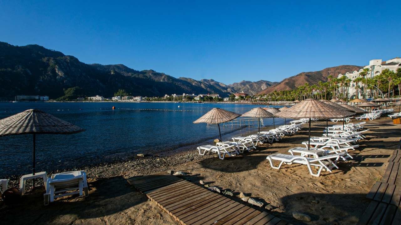 Halk plajlarında rekor ilgi: 3,2 milyon kişi denize ulaştı