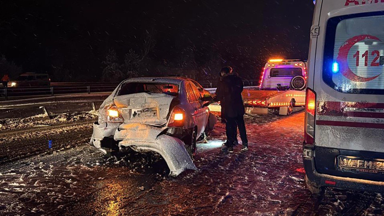 Bolu TEM Otoyolu’nda kar nedeniyle zincirleme kaza: 2 yaralı