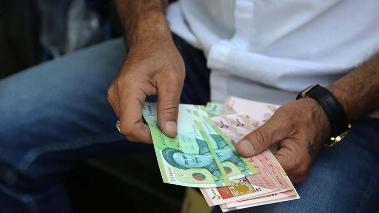 İran’da döviz kuru rekor seviyeye ulaştı, esnaf protesto etti