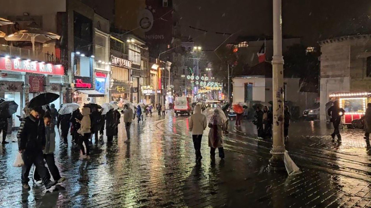 İstanbul’da Okullar Tatil Mi? Valilikten Kar Tatili Açıklaması Bekleni