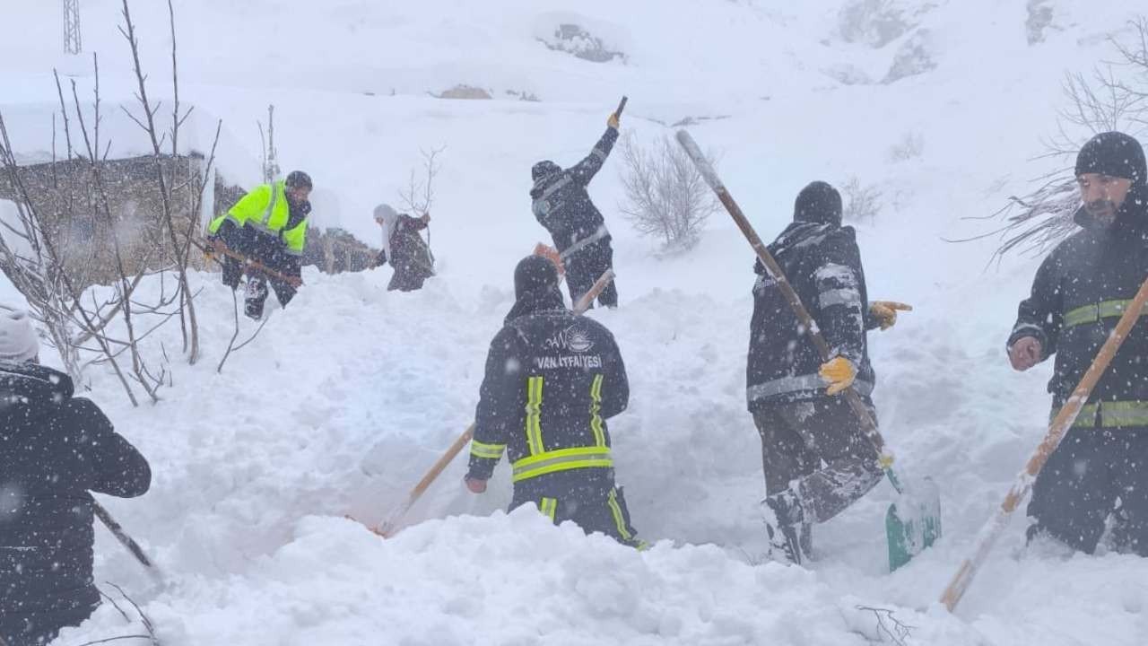 Van’da çığ altında kalan kadın hastanede yaşamını yitirdi