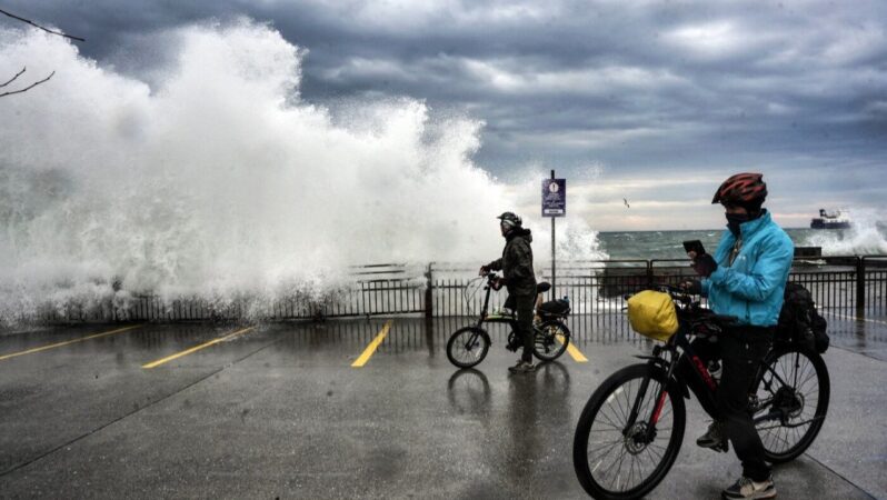 İstanbul’da Lodos Fırtınası: Dev Dalgalar Kıyıyı Aştı