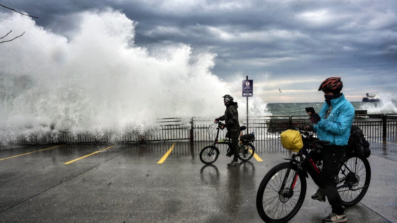 İstanbul’da Lodos Fırtınası: Dev Dalgalar Kıyıyı Aştı