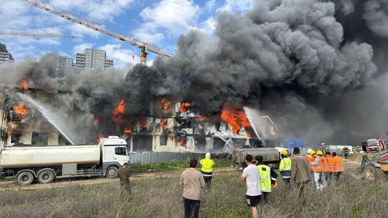 Esenyurt’ta İşçi Konteynerinde Yangın: Olay Yerinde Geniş Güvenlik Önl