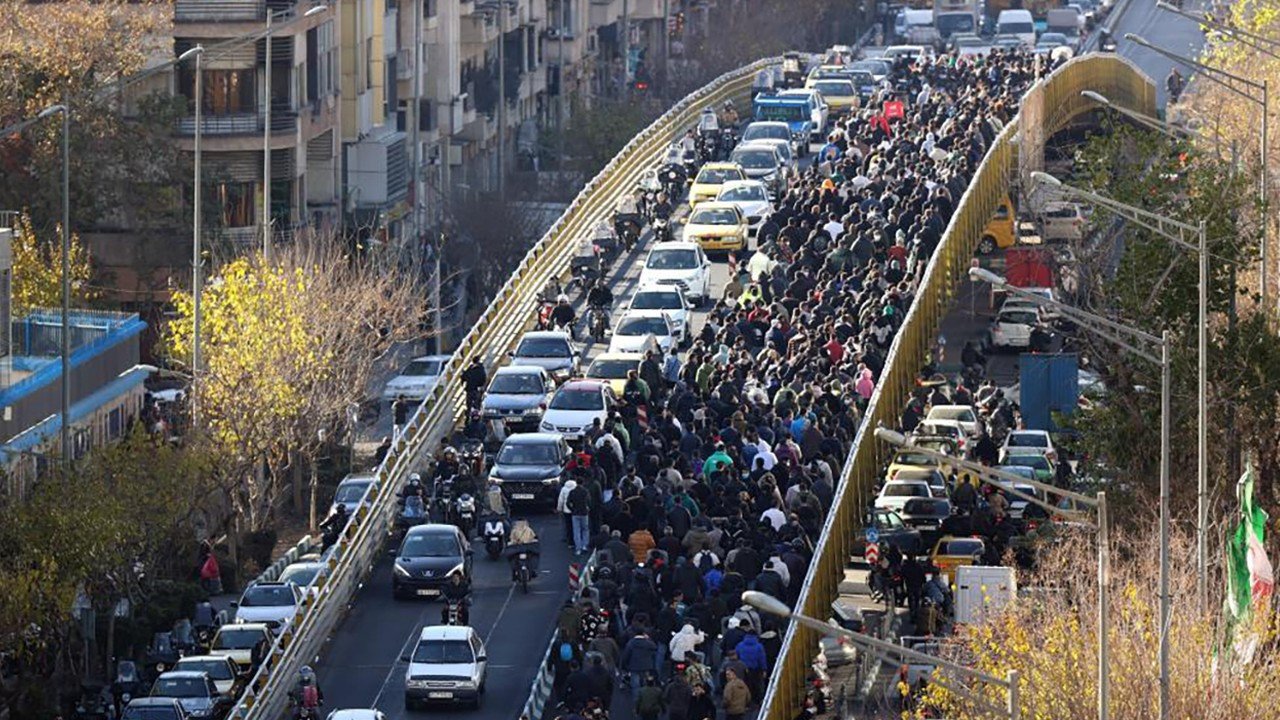 İran’da Ülke Genelinde İnternet ve Telefon Hatları Kesildi İddiası