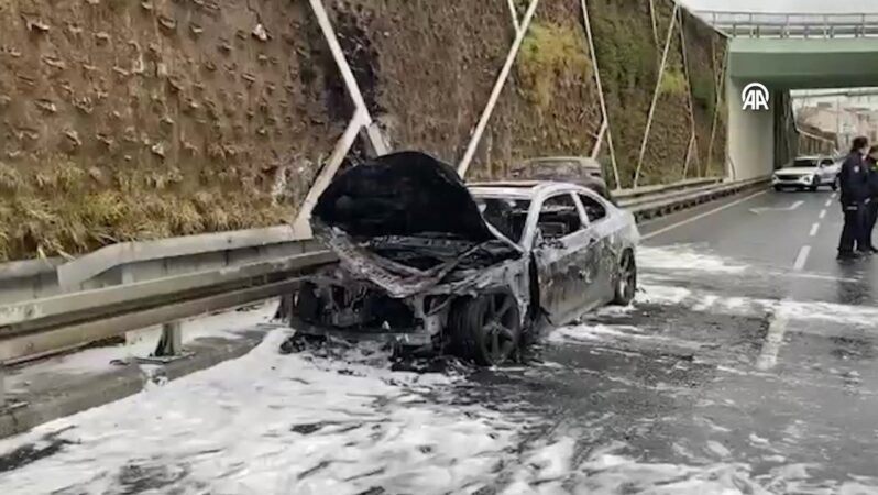 Fatih’te Seyir Halindeki Otomobil Yangını Paniğe Neden Oldu