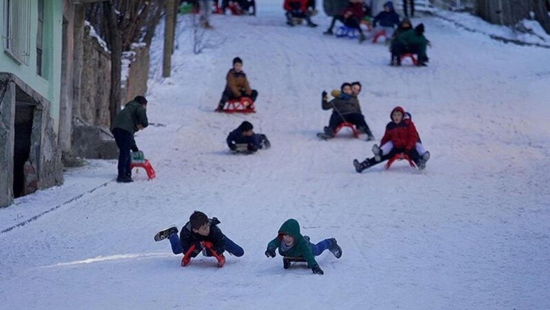 Adana’nın Tufanbeyli İlçesinde Okullar Tatil Edildi