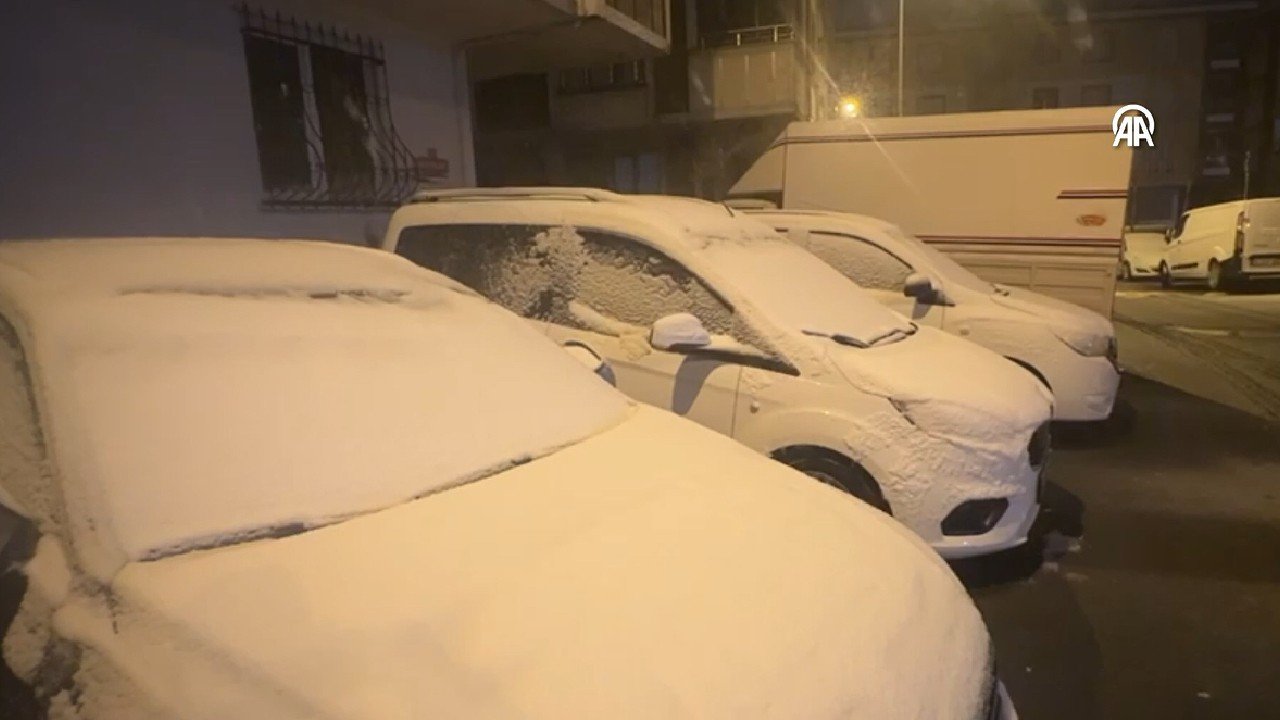 İstanbul’da Kar Yağışı Başladı: Yüksek Kesimler Beyaza Büründü
