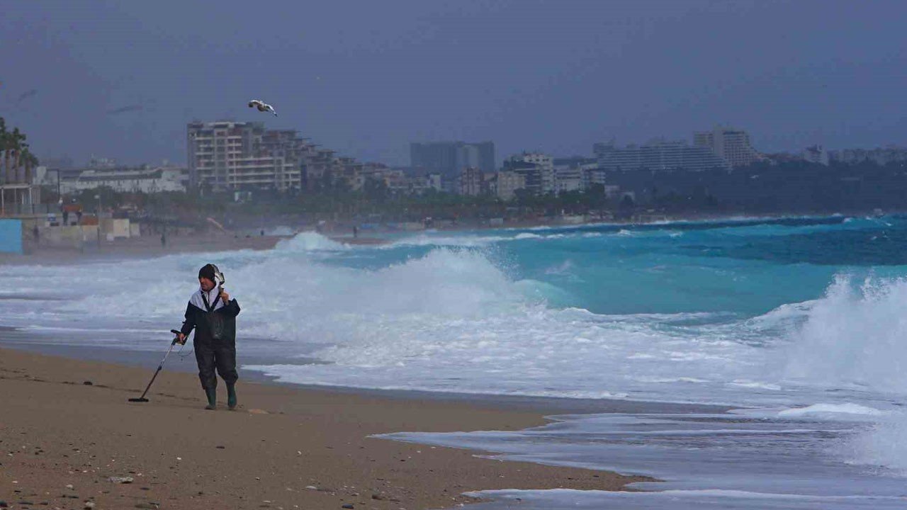 Antalya’da Fırtına Define Avcılarını Etkilemedi