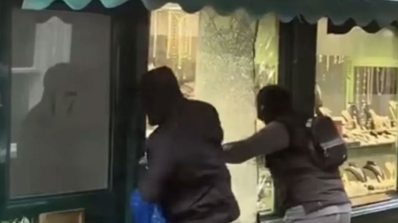 Londra’da film gibi kuyumcu soygunu: Maskeli şüpheliler camları b