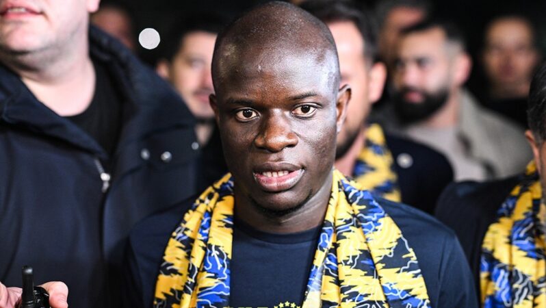 N’Golo Kante İstanbul’da: Binlerce taraftar karşıladı