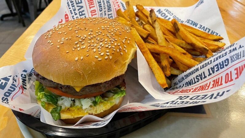 Burger zinciri 35 yıllık şubesini kapattı, halk yasa boğuldu