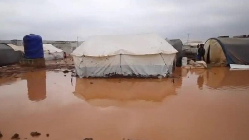 Suriye’nin İdlib kırsalında 10 mülteci kampı sular altında kaldı