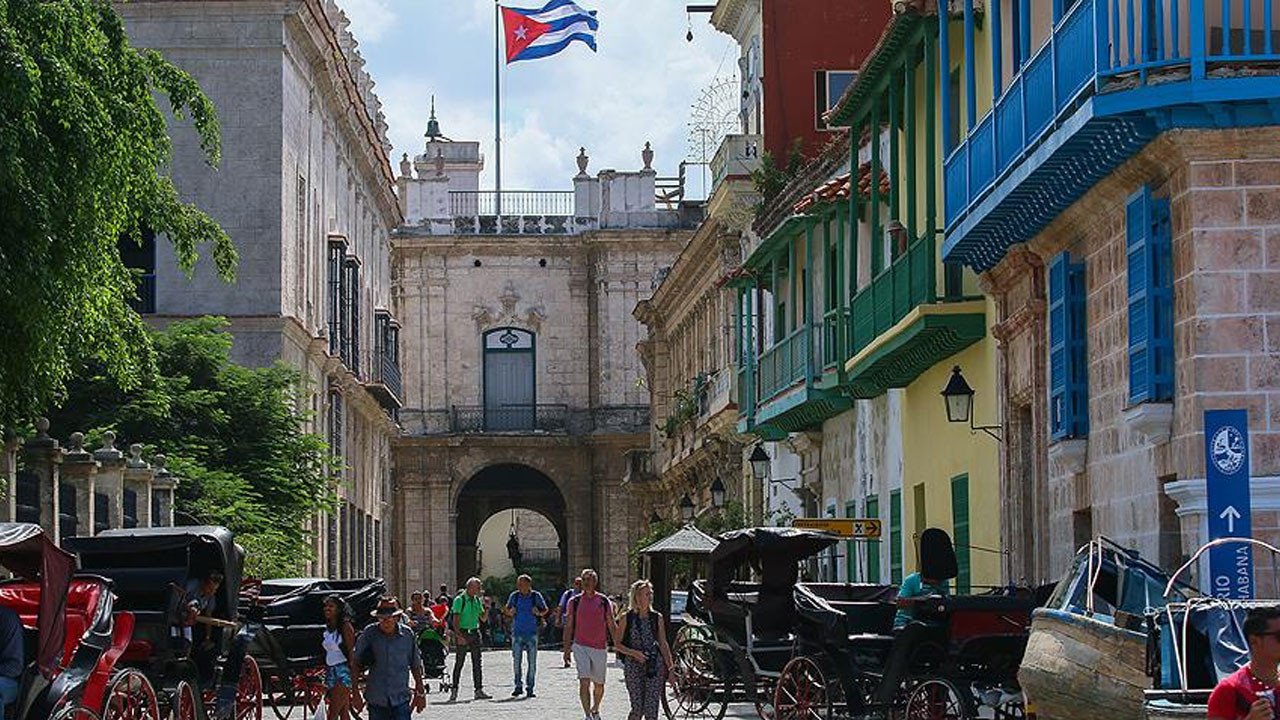 Küba’da yakıt alarmı: Oteller kapanıyor, turizm sezonu risk altın