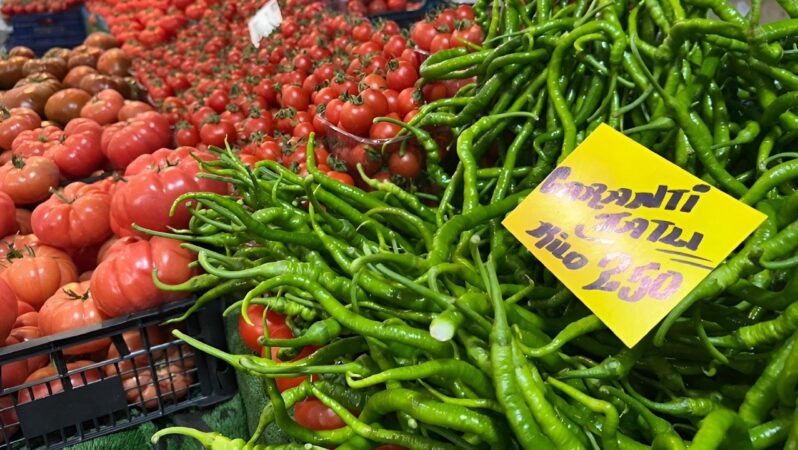 Seraları su bastı, tezgâhlarda fiyatlar katlandı!