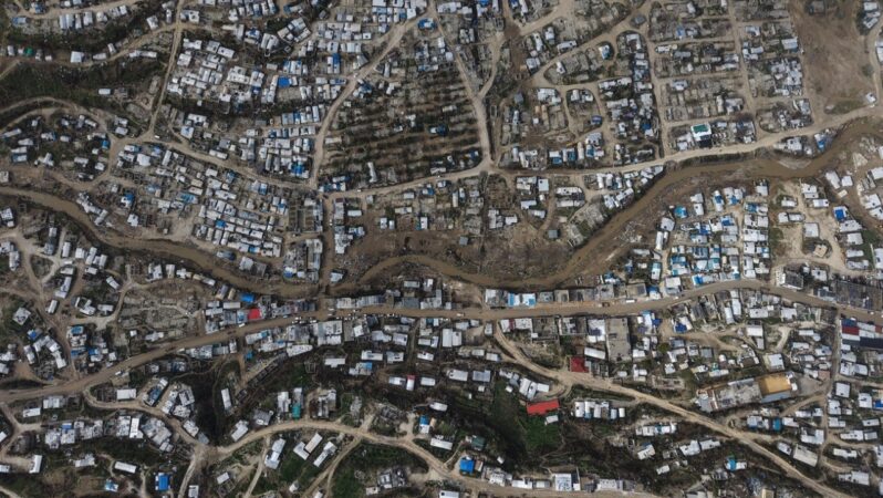 Şiddetli yağışlar nedeniyle İdlib’de 10 mülteci kampı sular altın