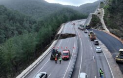 Kumluca-Kemer kara yolu göçük ve heyelan nedeniyle kısmen ulaşıma