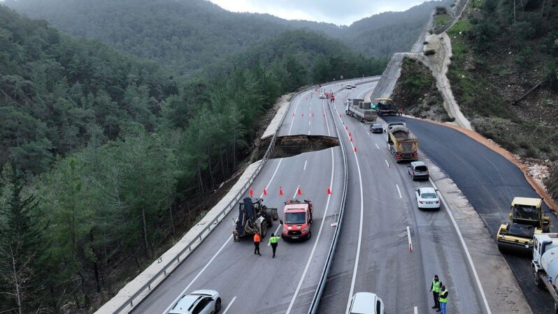 Kumluca-Kemer kara yolu göçük ve heyelan nedeniyle kısmen ulaşıma