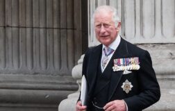 İngiltere Kralı Charles’a Andrew–Epstein protestosu