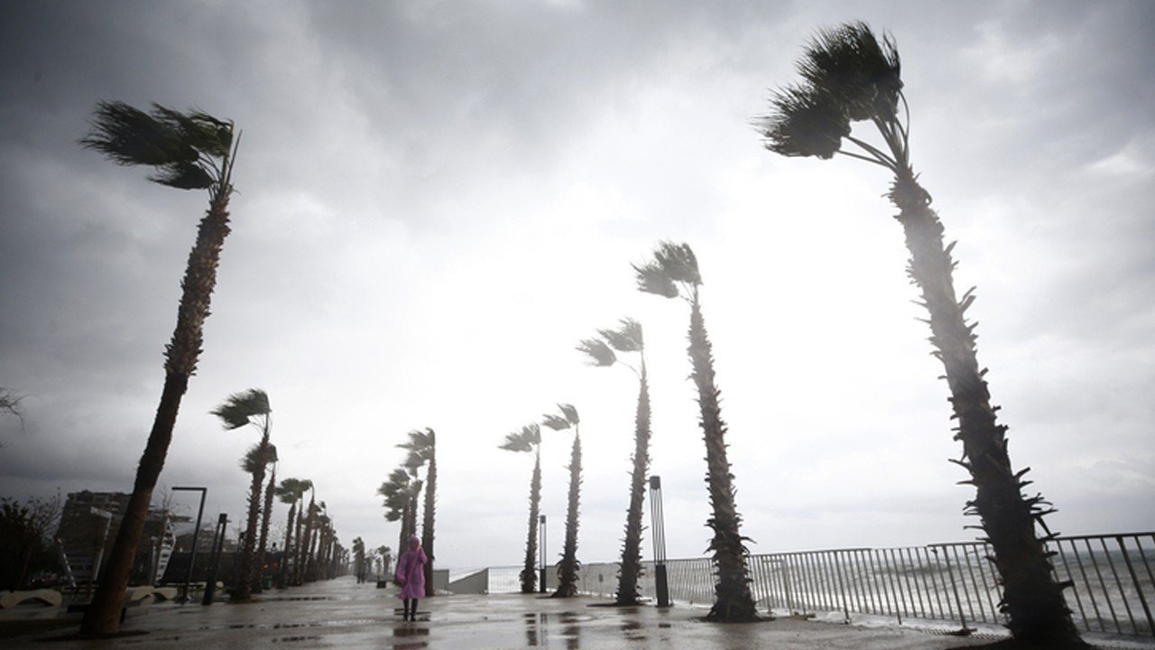Antalya’da eğitime fırtına engeli