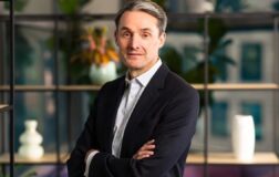 Banka CEO’sunun maaşı dudak uçuklattı! Bonuslarla beraber 392 mil