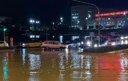 Sağanak Mersin’i vurdu: Dereler taştı, restoran sular altında kal