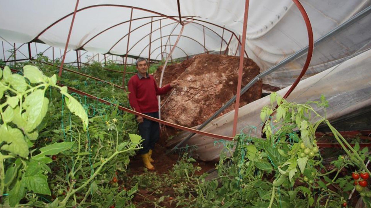 Antalya’da heyelan: Evlerde çatlaklar oluştu, seralara dev kayala