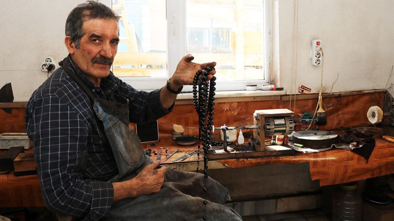 Oltu taşında el emeği: Günde 7 tespih, fiyatı 6 bin liraya kadar