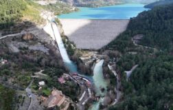 Barajın kapakları açıldı, ev ve işletmeleri su bastı