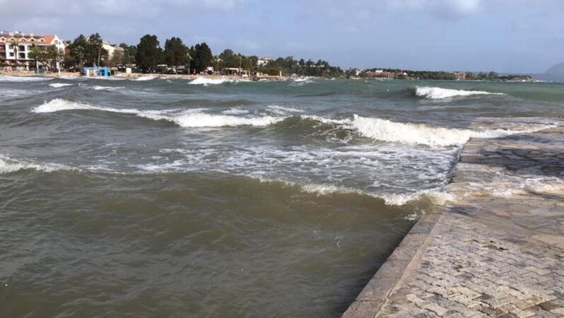 İzmir’de fırtına denizi taşırdı