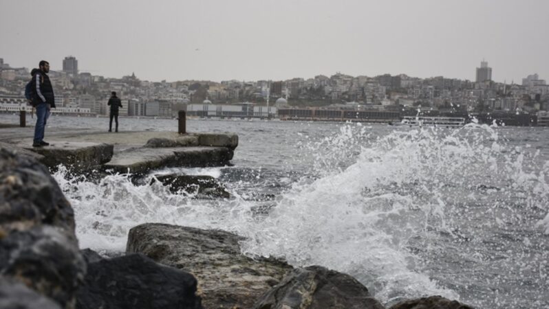 İstanbul Valiliğinden kuvvetli rüzgar ve fırtına uyarısı