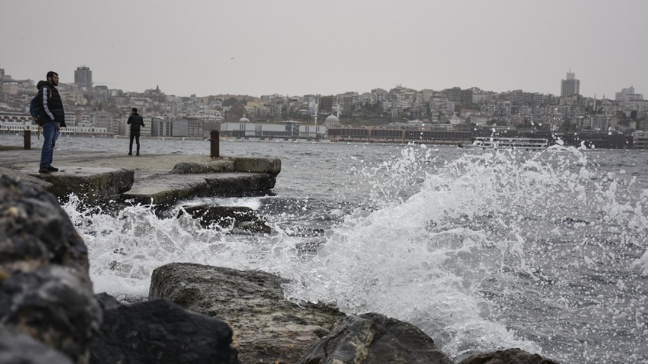 İstanbul Valiliğinden kuvvetli rüzgar ve fırtına uyarısı