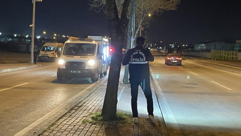 Motosiklet refüje çarptı, sürücü ile eşi öldü