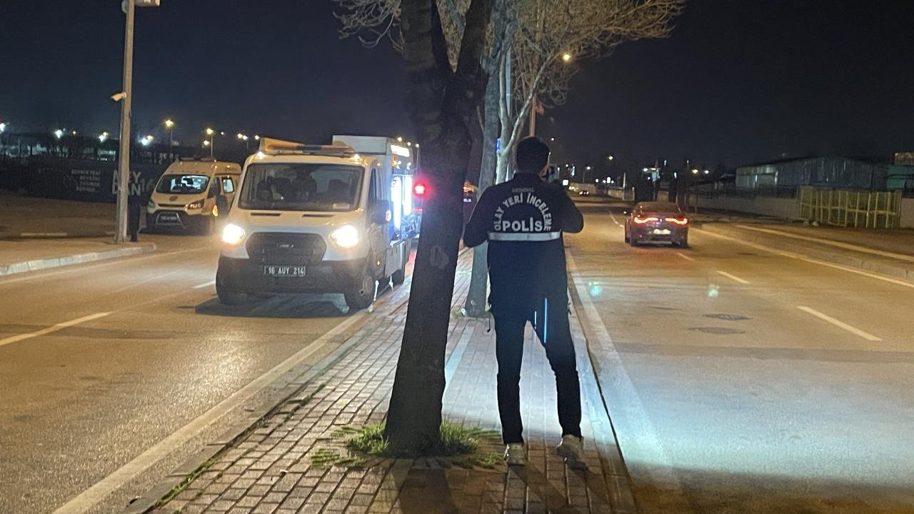 Motosiklet refüje çarptı, sürücü ile eşi öldü