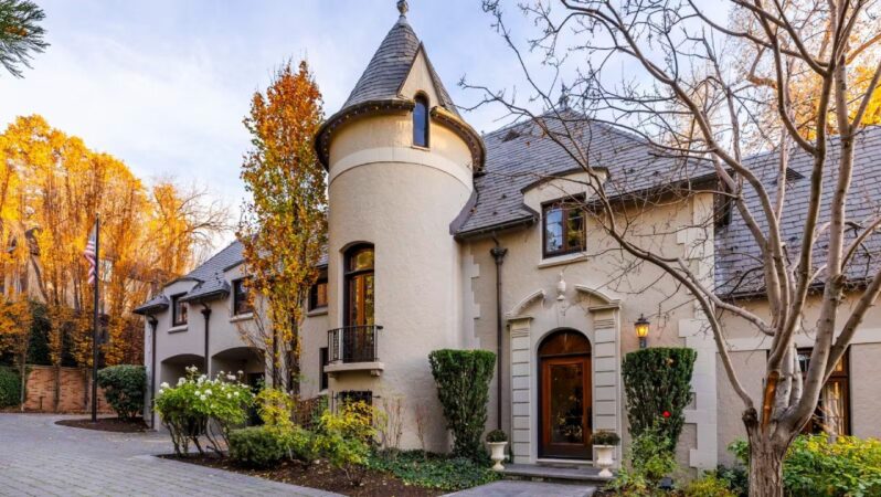 Rektörün 8 bin metrekarelik “şatosu” satışa çıktı