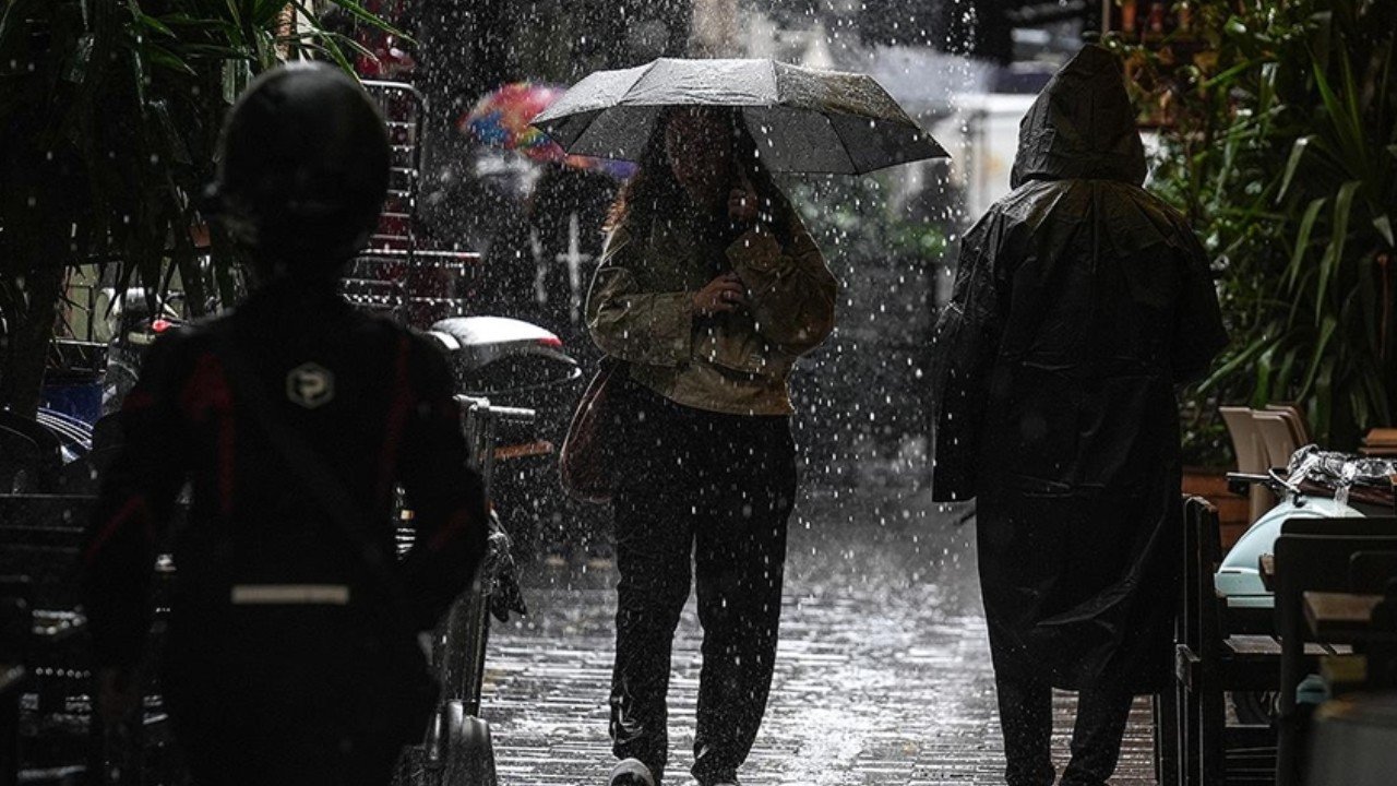 Meteoroloji’den kuvvetli yağış ve fırtına uyarısı: Sıcaklık batıd