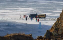 Baykal Gölü’nde facia! Tur aracı buz kırılınca göle düştü: 8 turi