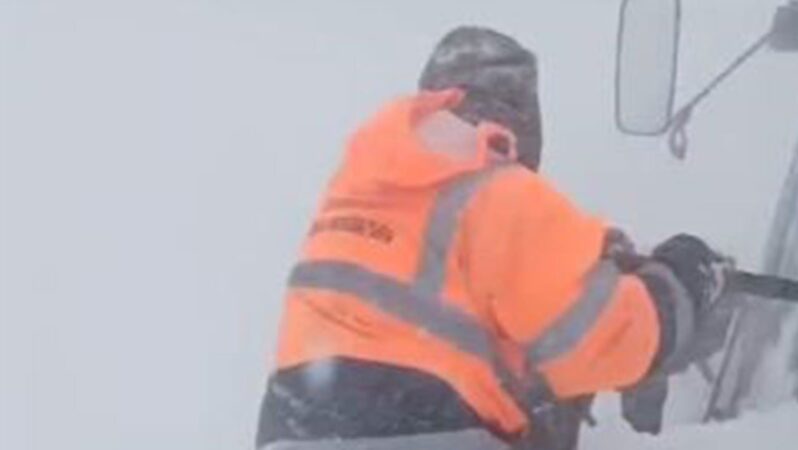 Sahara Geçidi’nde Kara Yolları ekibinin üzerine çığ düştü