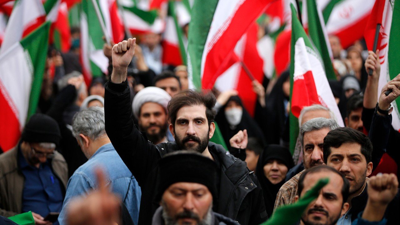 ABD ve İsrail’in saldırıları sonrası İran halkı sokağa döküldü